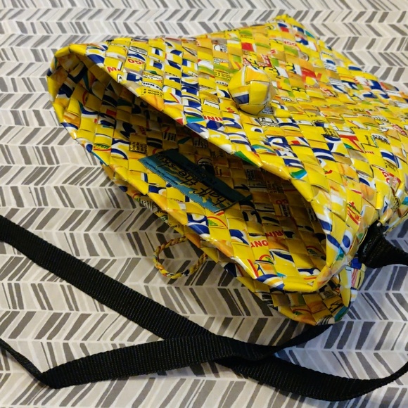 Unique crossbody bag, made of recycled juiceboxes! - Picture 2 of 4